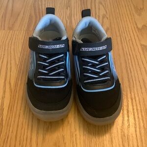 Girls Light Up Skecher Shoes size 11